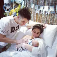 Stefan William menemani Celine Evangelista usai melahirkan (Instagram/@stefanaticfamily)