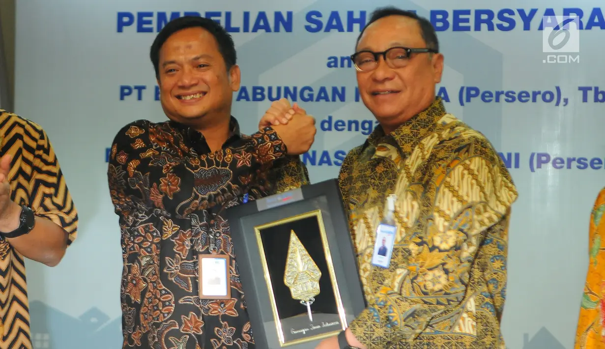 Dirut PT Bank Tabungan Negara (Persero) Tbk. Maryono (kanan) berjabat tangan dengan Dirut PT Permodalan Nasional Madani (Persero) (PNM) Arief Mulyadi usai penandatanganan perjanjian pembelian saham bersyarat PNMIM dari PNM di Kementerian BUMN, Jakarta, Senin (22/4). (Liputan6.com/Angga Yuniar)