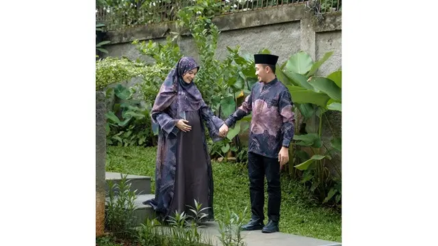 6 Potret Ustaz Syam Elmarusy dan Istri Pakai Baju Senada, Serasi Banget