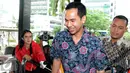 Tubagus Chaeri Wardana alias Wawan berjalan masuk Gedung KPK, Jakarta, Jumat (22/1/2016). Wawan dikenakan dengan dua undang-undang pencucian uang , yakni Pasal 3 dan 4 Undang-Undang Nomor 8 Tahun 2010. (Liputan6.com/Helmi Afandi)