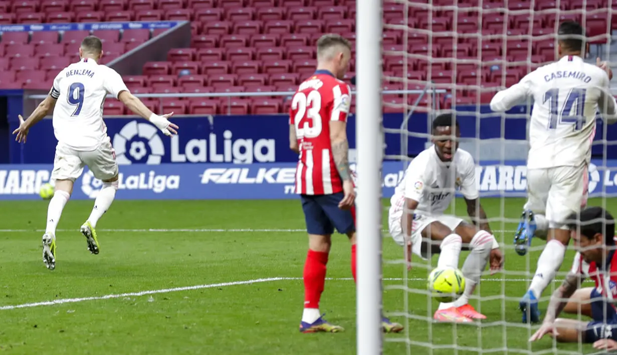 Pemain Real Madrid Karim Benzema (kiri) melakukan selebrasi usai mencetak gol ke gawang Atletico Madrid pada pertandingan Liga Spanyol di Stadion Wanda Metropolitano, Madrid, Spanyol, Minggu (7/3/2021). Pertandingan berakhir dengan skor 1-1. (AP Photo/Manu Fernandez)