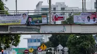 Alat peraga kampanye (APK) terpasang di jembatan penyeberangan orang (JPO) kawasan Mampang, Jakarta, Rabu (27/2). APK masih menghiasi JPO di Ibu Kota meski KPU telah melarang pemasangan di sarana dan prasarana publik. (Liputan6.com/Faizal Fanani)