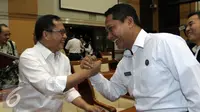 Kepala BNPT Komjen Tito Karnavian (kiri) berjabat tangan dengan Kepala BNN Komjen Budi Waseso saat menghadiri RDP dengan komisi III DPR di Jakarta, Kamis, (16/6). Rapat membahas APBN Perubahan 2016 dan RKAK/L tahun 2017. (Liputan6.com/Johan Tallo)
