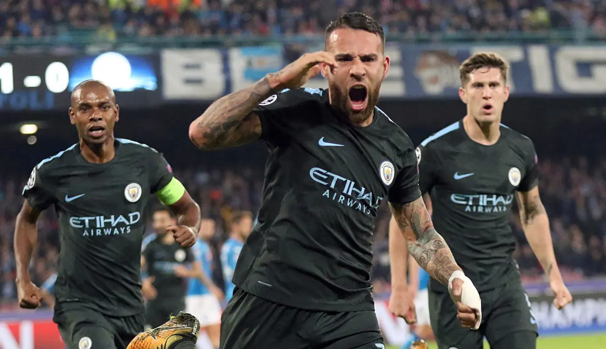 Pemain Manchester City, Nicolas Otamendi menrayakan golnya ke gawang Napoli pada laga Liga Champions grup F di San Paolo stadium, Naples, (1/11/2017). City menang 4-2. (Cesare Abbate/ANSA via AP)