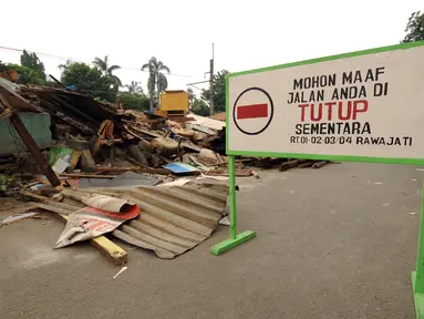 Sebuah plang penutup jalan terpampang di Jalan Rawajati Barat, Jakarta, Jumat (2/9). Pasca penggusuran pemukiman di bantaran rel kereta kawasan Rawajati, sejumlah warga masih memilih bertahan tinggal di lokasi. (Liputan6.com/Helmi Fithriansyah)