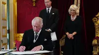 Raja Charles III menandatangani sumpah untuk menegakkan keamanan Gereja di Skotlandia saat upacara proklamasi bersama Dewan Aksesi di Istana St. James, London, Inggris, Sabtu (10/9/2022). Proklamasi Raja Charles III sebagai penguasa Britania Raya telah dilaksanakan. (Victoria Jones/Pool Photo via AP)