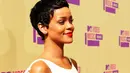Nggak akan ada yang menyangkal kalau Rihanna memang tetap anggun dan cantik meski tanpa rambut panjang. (FITFRU Style)