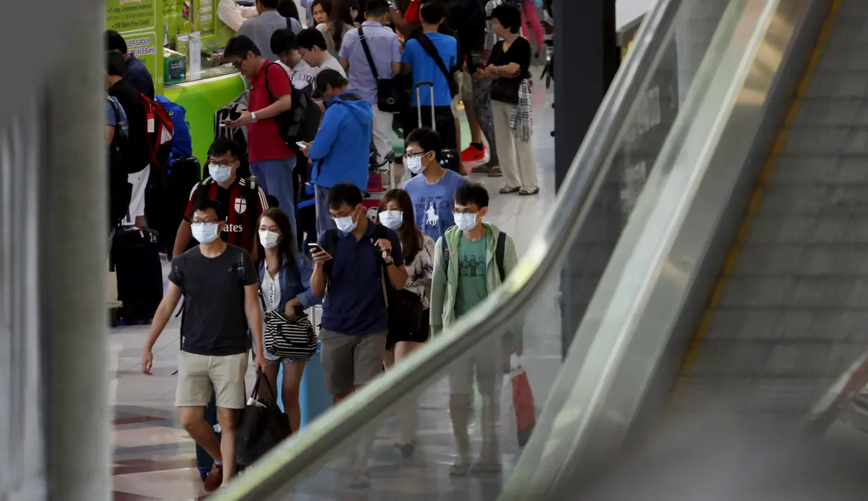 Sejumlah penumpang menggunakan masker untuk mewaspadai virus MERS saat berada di Bandara Internasional Bangkok Suvarnabhumi, Thailand, Minggu (21/6/2015). WHO mencatat ada 1.334 kasus MERS di 26 negara. (REUTERS/Kerek Wongsa)