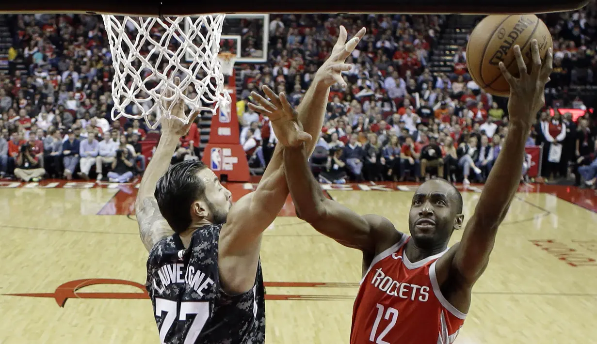Pebasket Houston Rockets, Luc Mbah a Moute, berusaha melewati pebasket San Antonio Spurs, Joffrey Lauvergne, pada laga NBA di Toyota Center Selasa (13/2/2018). Houston Rockets menang 109-93 atas San Antonio Spurs. (AP/David J. Phillip)