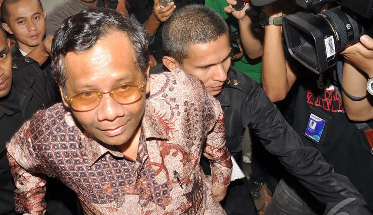 Karena terus dicecar wartawan, Mahfud MD akhirnya mengaku kalau kedatangannya untuk diskusi masalah perpajakan yang digelar KPK, Jakarta, Selasa (7/10/2014) (Liputan6.com/Miftahul Hayat)