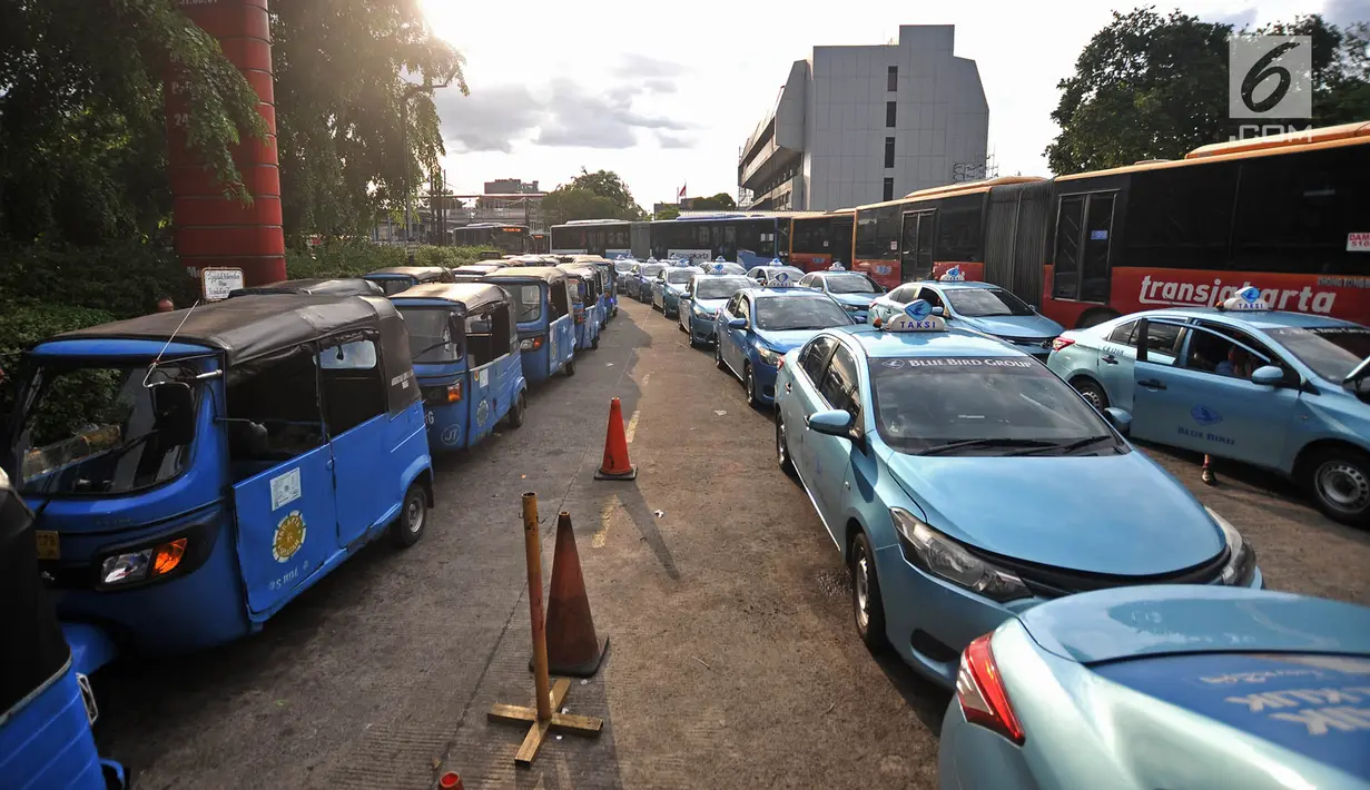 Bajaj antre mengisi BBG di SPBG Pemuda, Jakarta, Kamis (15/11). Keadaan ini diperparah dengan beberapa SPBG di Jakarta yang mengalami kerusakan sehingga pengendara harus rela antre hingga lebih dari 1 jam untuk mengisi BBG. (Merdeka.com/Iqbal S. Nugroho)