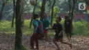 Sejumlah anak bermain sepak bola di lahan kebun Karet desa Cibodas, Bogor, Jawa Barat Sabtu (4/9/2021). Meskipun lapangan sepak bola seadanya berada di lahan Kebun karet, anak-anak bermain dengan semangat berlatih dan sering ikut turnamen antar kampung. (merdeka.com/Imam Buhori)