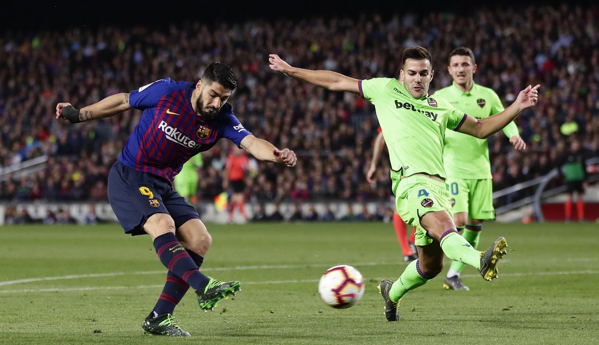 Striker Barcelona, Luis Suarez, melepaskan tendangan ke gawang Levante pada laga La Liga 2019 di Stadion Camp Nou, Sabtu (27/4). Barcelona menang 1-0 atas Levante. (AP/Manu Fernandez)