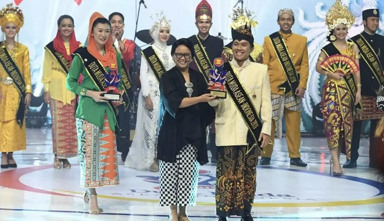 Ibu Retno Marsudi Menteri Luar Negeri Indonesia tampil tetap casual menggunaka kebaya model kutu baru hitam dengan kain motif catur. Dok Instagram @retno_marsudi