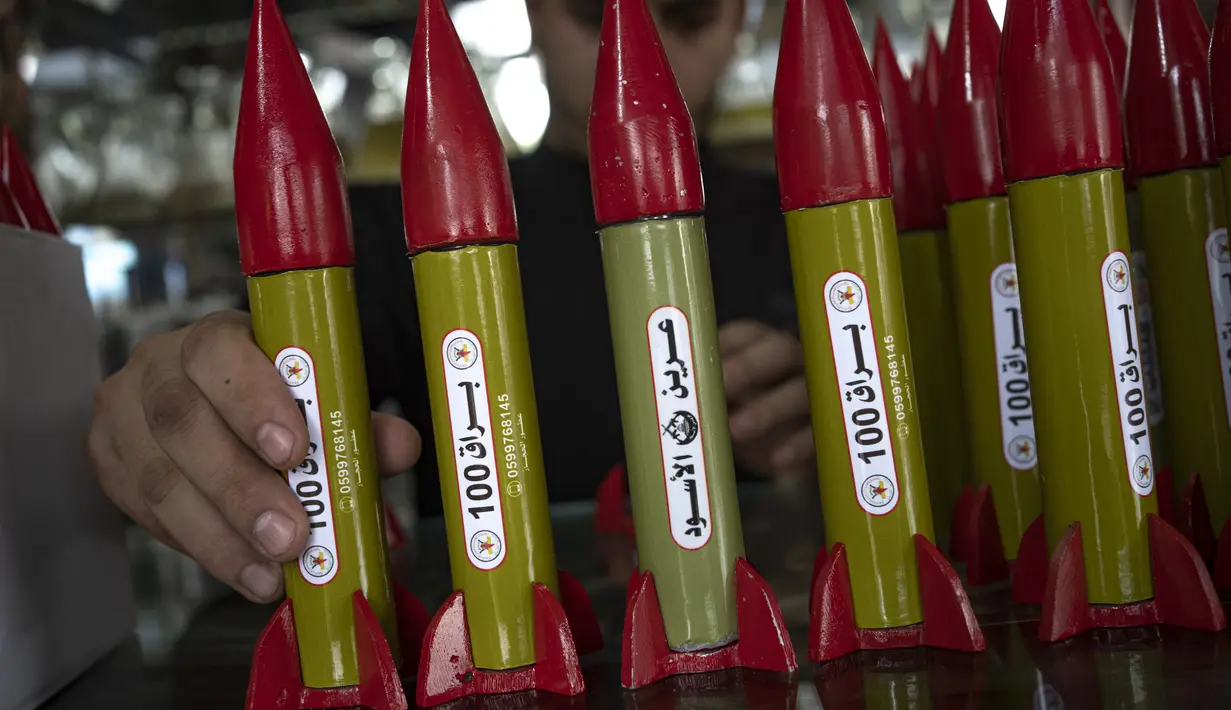 Para pelanggan yang mencari wewangian baru bisa memilih aroma "KN-103", atau mungkin memilih "Buraq-100" - tergantung roket kelompok militan mana yang ingin mereka pajang di kamar kerja mereka. (AP Photo/Fatima Shbair)