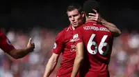 Gelandang Liverpool, James Milner, menguatkan Trent Alexander-Arnold usai gagal meraih gelar juara Premier League di Stadion Anfield, Minggu (12/5). Liverpool menyudahi musim ini di peringkat kedua klasemen Premier League dengan nilai 97. (AP/Dave Thompson)