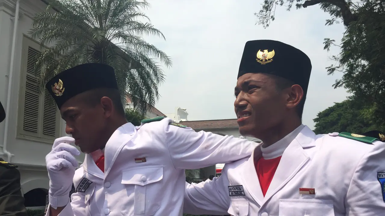 Tangis haru Hersa Widiatmoko Paskibraka mewakili Provinsi Kalimantan Barat usai sukses mengibarkan bendera merah putih (Liputan6.com/Lizsa Egeham)