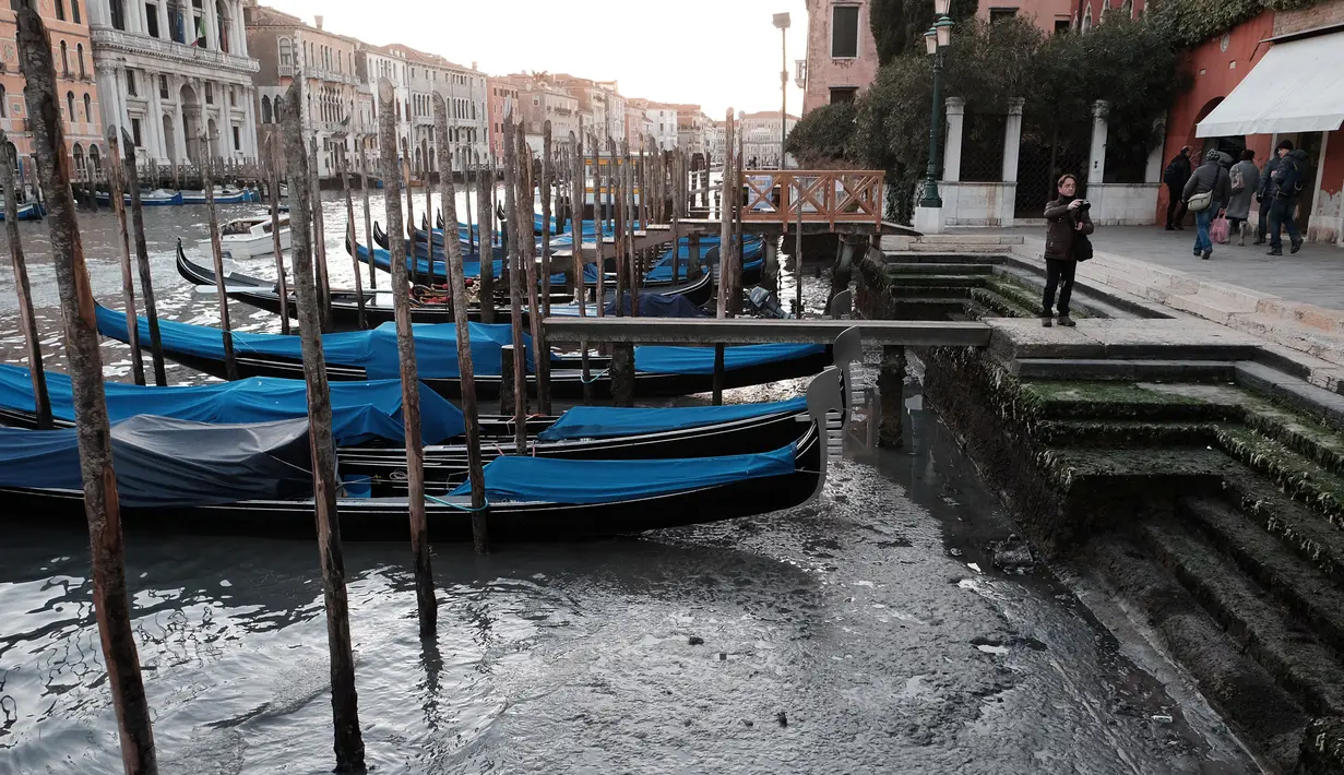Sejumlah perahu Gondola bersandar di tengah surutnya Grand Canal di laguna Venesia, Italia (29/12). Surutnya kanal ini mengakibatkan Gondola sulit berjalan dan banyak bersandar di pinggir Grand Canal di laguna Venesia, Italia. (REUTERS/Manuel Silvestri)