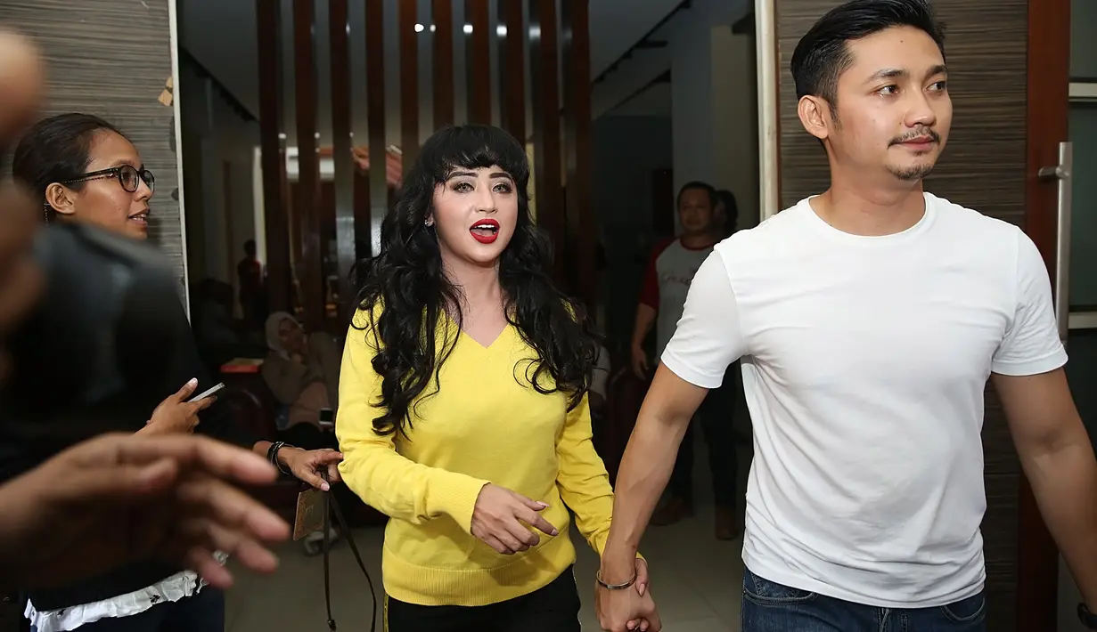"Gini loh, sebenarnya buat saya, posisinya adalah gini saya enggak mungkin dong mau memilih laki-laki yang tidak mengorbankan sesuatu buat saya, bener gak logikanya?" ujar Depe di Studio Persari, Jagakarsa, Jumat (20/10/2017). (Bambang E. Ros/Bintang.com)