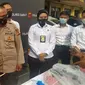 Kasat Reskrim Polres Garut AKP Dede Sopandi mengatakan, motif tersangka yakni ketika keluarga lain tidur, kemudian tersangka masuk kamar korban dan meraba-raba daripada kemaluan korban. (Liputan6.com/Jayadi Supriadin)