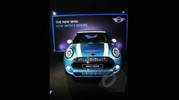 Model yang tercatat sebagai varian mobil 5 pintu pertama sepanjang sejarah MINI ini dijual dengan banderol Rp549 juta (off the road), Jakarta, Kamis (5/3/2015). (Liputan6.com/Helmi Afandi) 