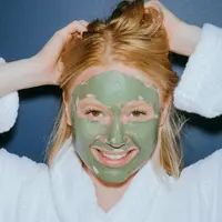 Ilustrasi menggunakan clay mask. (Copyright Pexels/KoolShooters)