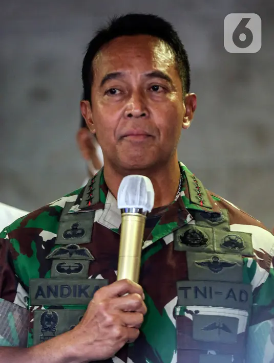 Panglima TNI Jenderal TNI Andika Perkasa memberikan keterangan kepada awak media saat menyambangi rumah dinas Ketua DPD RI AA LaNyalla Mahmud Mattaliti di kawasan Kuningan, Jakarta Selatan, Rabu (24/11/2021). (Liputan6.com/Johan Tallo)