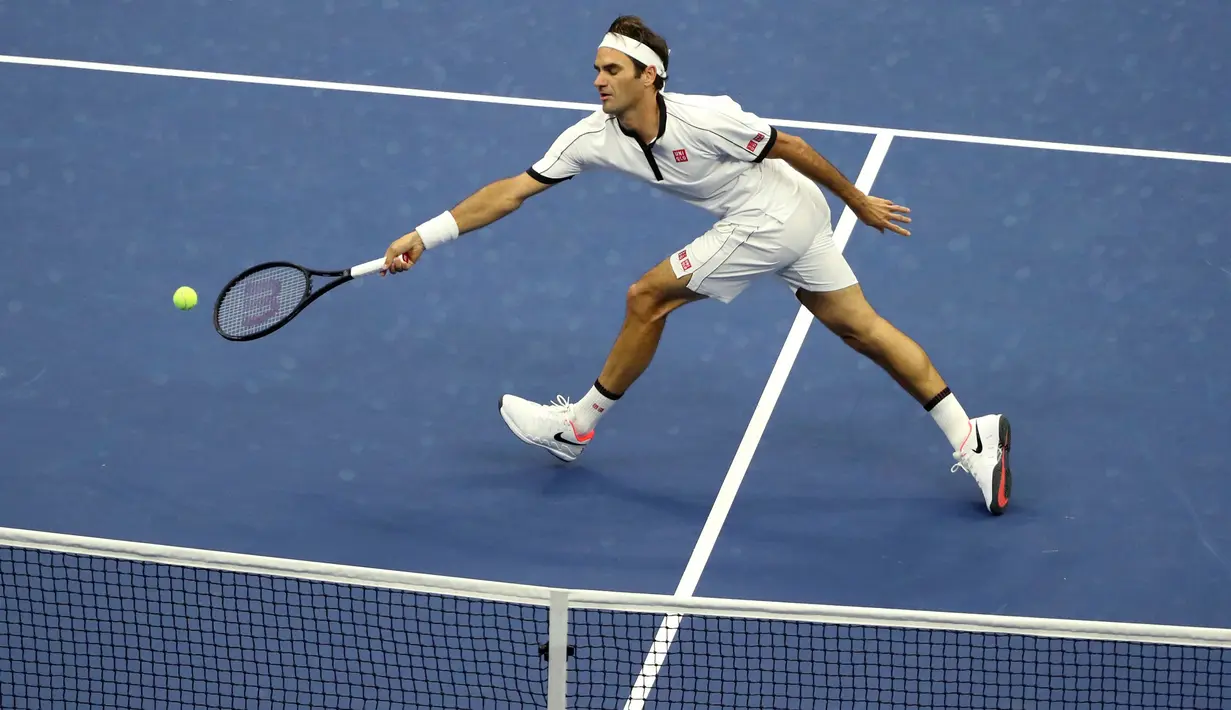Petenis Swiss, Roger Federer melakukan pukulan ke arah lawannya, Damir Dzumhur dari Bosnia pada babak kedua AS Terbuka 2019 di Arthur Ashe Stadium, Rabu (28/8/2019). Sempat kewalahan di awal set, petenis unggulan ketiga dunia itu akhirnya menang 3-6, 6-2, 6-3, 6-4. (AP/Eduardo Munoz Alvarez)