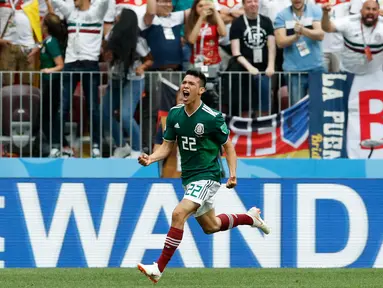 Pemain Meksiko, Hirving Lozano merayakan golnya dalam pertandingan Grup F antara Jerman dan Meksiko di Piala Dunia 2018 di Stadion Luzhniki, Moskow, Rusia, Minggu (17/6). Gol tunggal Lozano membuat Jerman kalah dari Meksiko. (AP Photo/Antonio Calanni)