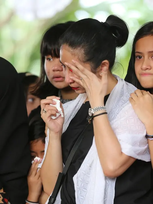 "Papa semangat sih mau sembuh, akhirnya ya udah kita jalanin kemo, seminggu kemudian Minggu malam udah agak membaik, baru efeknya gak bisa makan gitu. Hari Selasa sore saya sama mama bawa ke UGD,” ujar Novita Angie. (Daniel Kampua/Bintang.com)