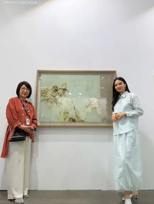 Dalam potret yang berbeda, Raline Shah pilih tampilan polosan dengan hijau mint saat kunjungi pameran [@ralineshah]