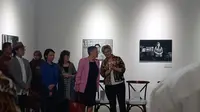 Penny Wong dan Penny William hadir untuk meresmikan pembukaan pameran foto "70 Years, 70 Faces: Australian Alumni in Indonesia" pada 12 Juli 2023 di Galeri Seni Emiria Seonassa, Taman Ismail Marzuki, Jakarta Pusat. (Liputan6.com/Erina Putri)