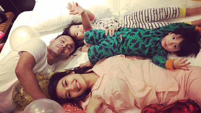 Kebahagiaan pasangan Judika dan Duma Riris semakin lengkap dengan kehadiran sepasang buah hati yang diberi nama Cleo Deora Boru Sihotang dan Judeo Volante Sihotang. (Liputan6.com/IG/@duma_riris)