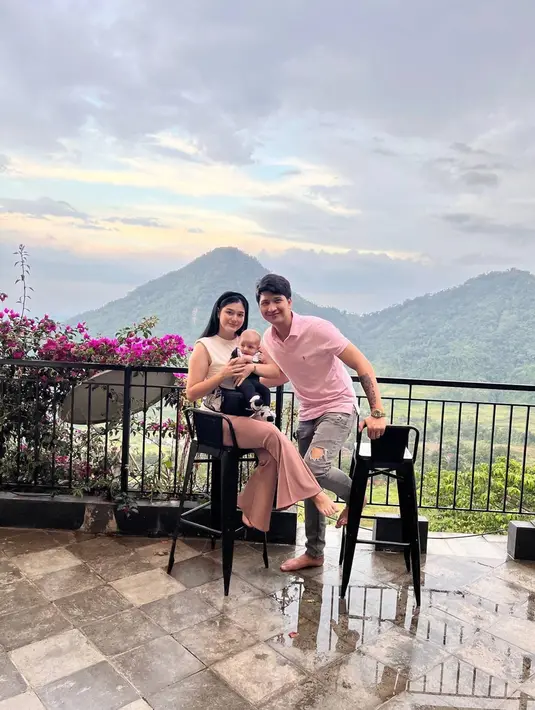 Banyak para penggemar memuji kemesraan pasangan ini. Disebut sebagai pasangan serasi, keduanya banyak didoakan oleh netizen semoga keluarganya selalu harmonis dan langgeng. (Liputan6.com/IG/@real_aditya1)