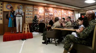 Para anggota Marine Corps Base Hawaii mendengarkan pidato Presiden AS Barack Obama bersama ibu negara Michelle Obama saat perayaan Natal 2016 di Kaneohe Bay, Hawaii (25/12). (REUTERS/Hugh Gentry)