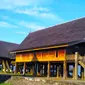 Rumah Adat Mamuju di tengah kota Mamuju. Eksotisme rumah adat dengan berbagai simbol tersaji. (foto: Liputan6.com / Ahmad Yusran)