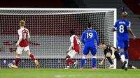 Kiper Arsenal Bernd Leno (kedua kanan) mencetak gol bunuh diri saat melawan Everton pada pertandingan Liga Inggris di Emirates Stadium, London, Inggris, Jumat (23/4/2021). Arsenal kalah 0-1 dari Everton. (Michael Regan/Pool via AP)