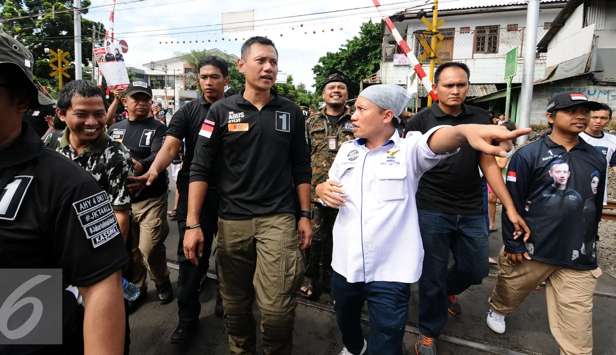 Cagub DKI Jakarta, Agus Harimurti Yudhoyono (tengah) berjalan saat sosialisasi di kawasan Menteng Raya dan Tenggulun, Jakarta, Kamis (22/12). Agus juga berkeliling ke beberapa RW di kawasan tersebut. (Liputan6.com/Helmi Fithriansyah)