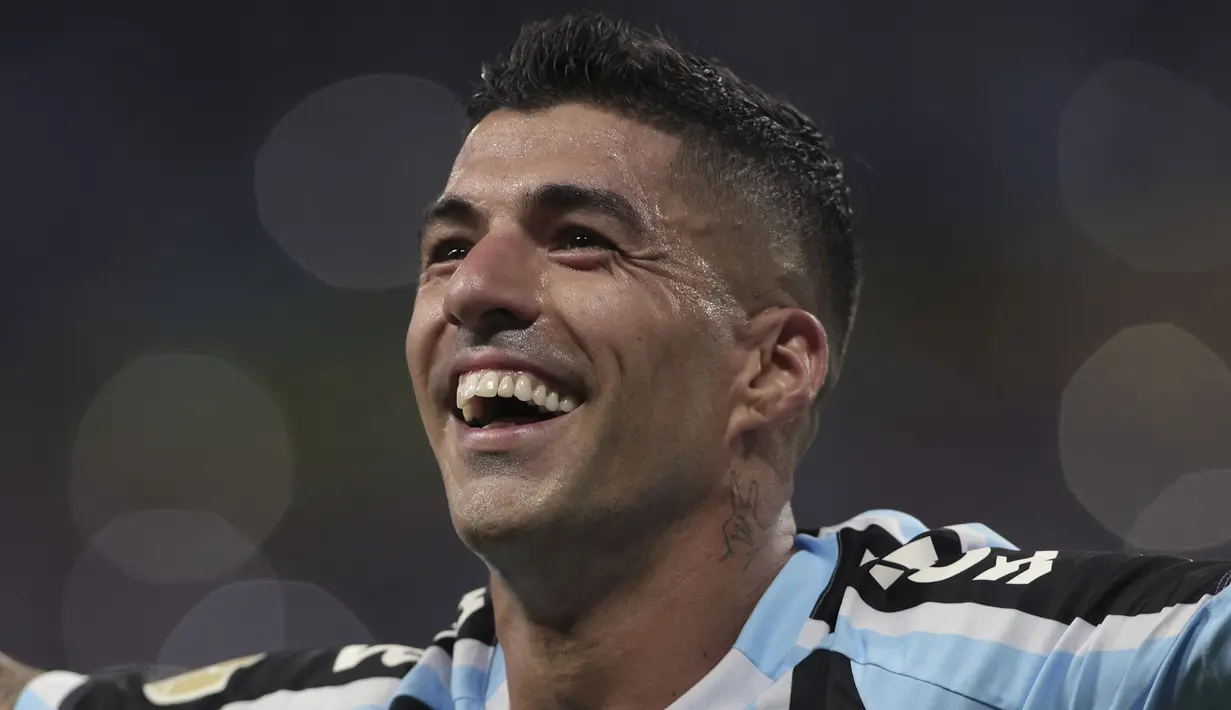 Pemain Gremio, Luis Suarez merayakan gol ke gawang Caxias yang dicetak melalui tendangan penalti pada leg kedua final Gaucho Championship di Arena do Gremio Stadium, Porto Alegre, Brasil, 8 April 2023. (AFP/Silvio Avila)