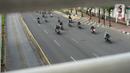 Pengendara sepeda motor melintasi Jalan MH Thamrin, Jakarta, Senin (24/5/2020). Kepala Dinas Perhubungan Provinsi DKI Jakarta Syafrin Liputo mengungkapkan kebijakan ganjil genap terhadap sepeda motor belum akan diterapkan dan hanya berlaku bagi kendaraan roda empat. (Liputan6.com/Immanuel Antonius)