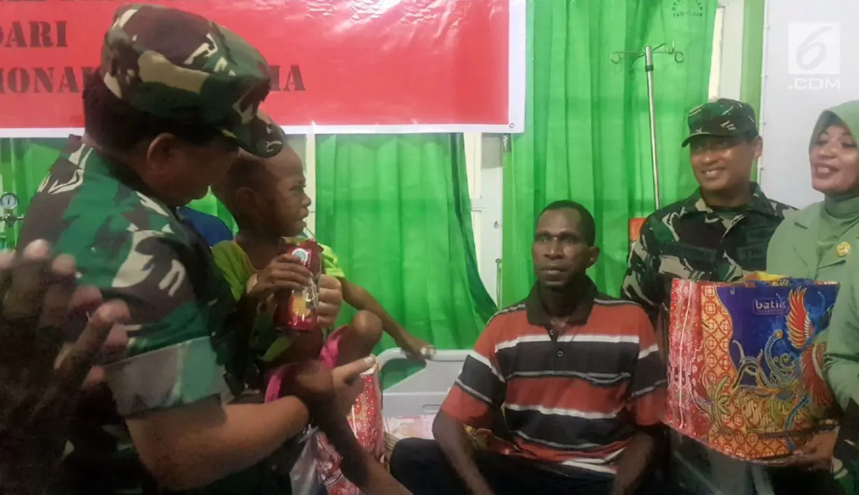 Panglima TNI Marsekal Hadi Tjahjanto menggendong seorang anak Suku Asmat yang menderita gizi buruk, Kamis (1/2). Satgas Kesehatan TNI bertujuan memberikan pelayanan kesehatan lanjutan kepada masyarakat di Kabupaten Asmat. (Liputan6.com/Pool/Puspen TNI)
