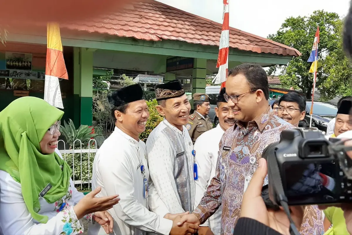 Gubernur DKI Jakarta Anies Baswedan Saat meninjau Program Pemberian Makanan Tambahan Anak Sekolah (PMT-AS). (Foto: Yopi Makdori/Liputan6.com)