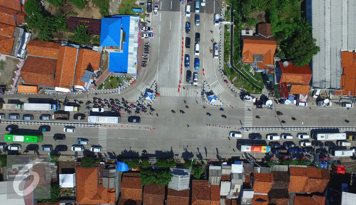 Suasana kendaran para pemudik di Brebes Timur, Jawa Tengah, Minggu (3/7). Contra Flow adalah sistem pengaturan lalu lintas yang mengubah arah normal arus kendaraan agar mengurai kemacetan. (Liputan6.com/Angga Yuniar) 