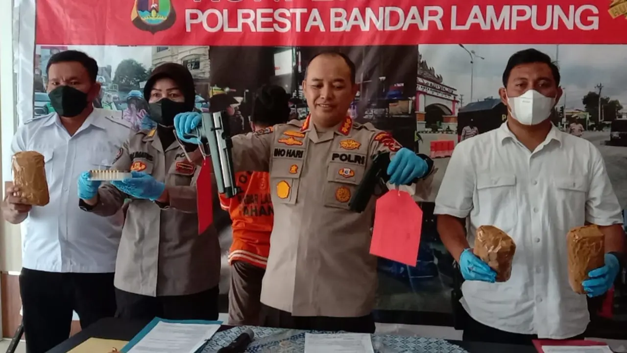 Kapolresta Bandar Lampung Kombes Pol Ino Harianto menunjukkan barang bukti senjata api milik tersangka