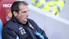 Ekspresi manajer West Ham United, Gianfranco Zola di sela-sela laga EPL melawan Burnley di Upton Park, 28 November  2009. AFP PHOTO/Olly Greenwood