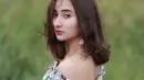 Terlihat sendu. Ini potret Naomi Zaskia saat sedang photoshoot di alam terbuka. Berbalut dress floral, membuatnya makin cantik. (Liputan6.com/IG/naonomnom)