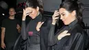 Kendall Jenner terlihat menggunakan jas Blake Griffin saat berkencan. Ia pun tertangkap tak menggunakan bra. (RadarOnline)