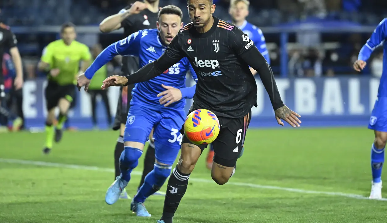Bek Juventus, Danilo (kanan) berebut bola dengan bek Empoli, Ardian Ismajli (kiri) dalam pertandingan lanjutan Liga Serie A Italia di stadion Carlo-Castellani di Empoli, Minggu (27/2/2022). Juventus menang tipis atas Empoli 3-2. (AFP/Alberto Pizzoli)