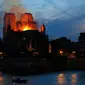 Petugas pemadam kebakaran berusaha memadamkan api dari Gereja Katedral Notre-Dame di kota Paris, Prancis, pada Senin (15/4). Tim pemadam kebakaran mengerahkan 400 anggota dari seluruh Prancis, termasuk menggunakan 18 selang bertekanan tinggi dan berjibaku selama berjam-jam. (AP Photo/Michel Euler)