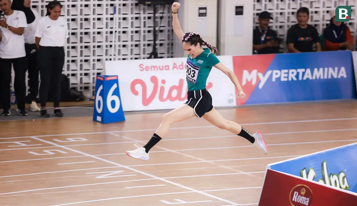 Potret lompatan terakhir di garis finis bintang film The Ninth Passenger. Cinta berhasil keluar sebagai juara dengan mencatatkan waktu 17,60 detik. [Foto; dok.Bola.com/Bagaskara Lazuardi]